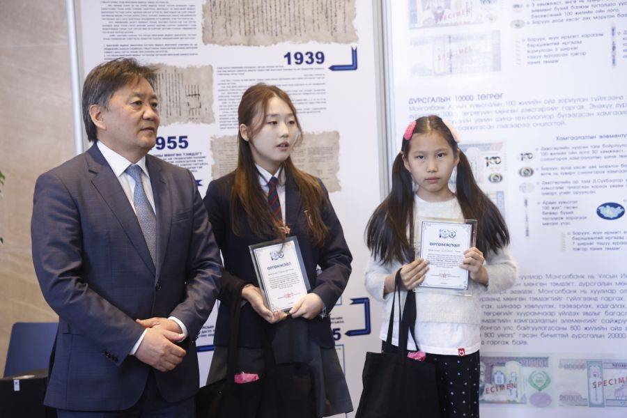 “Төгрөг-100” ойн хүрээнд сурагчдын дунд зохион байгуулсан уралдааны шилдгүүд тодорчээ