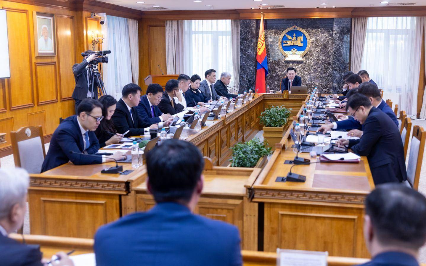 Ерөнхий сайд төрийн байгууллагад байгаа 3000 сул орон тоонд  хүн нөхөж томилохгүй, царцааж байгааг мэдэгдлээ