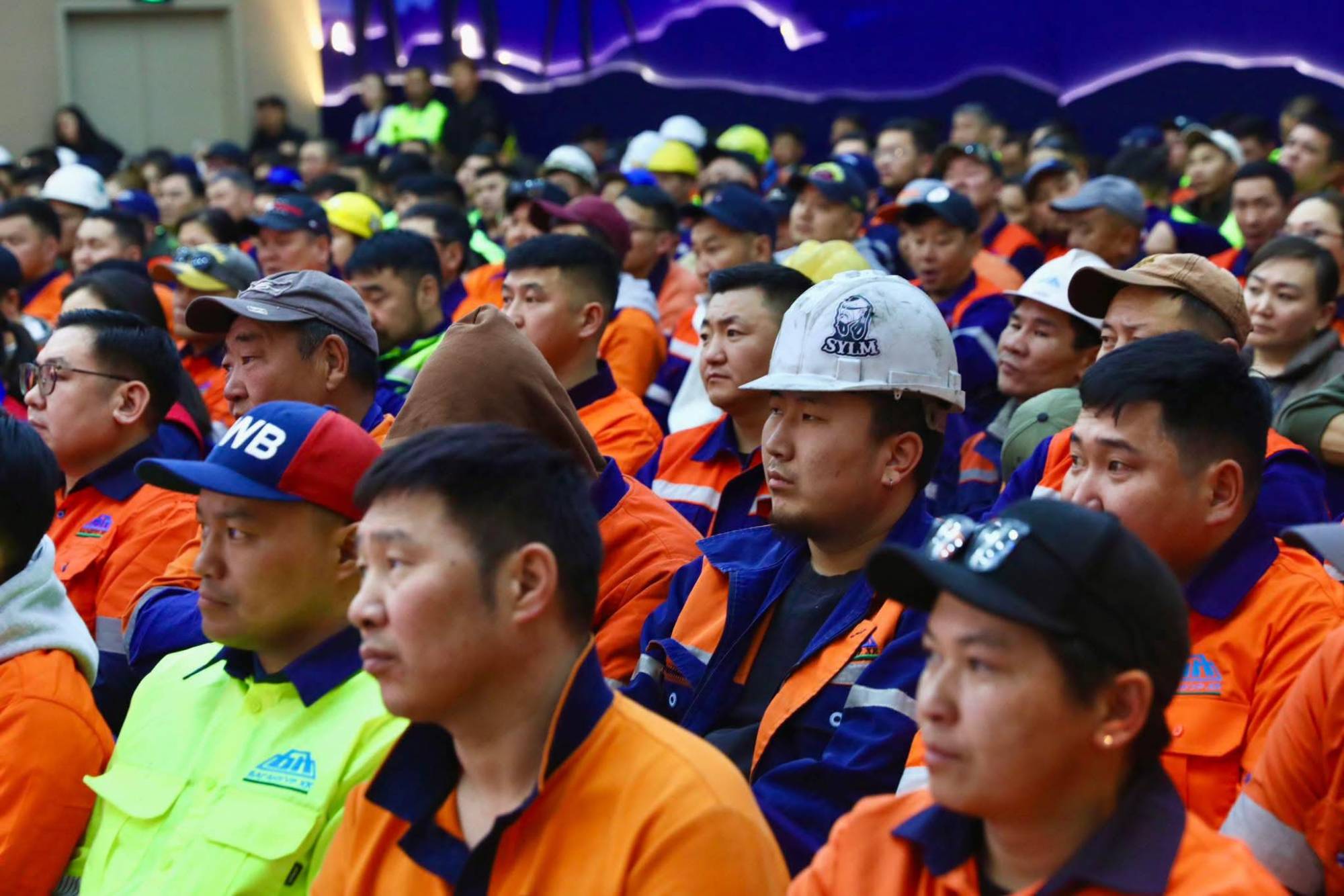 Ерөнхийлөгч У.Хүрэлсүх “Багануур” ХК-ийн хамт олонд талархал илэрхийллээ